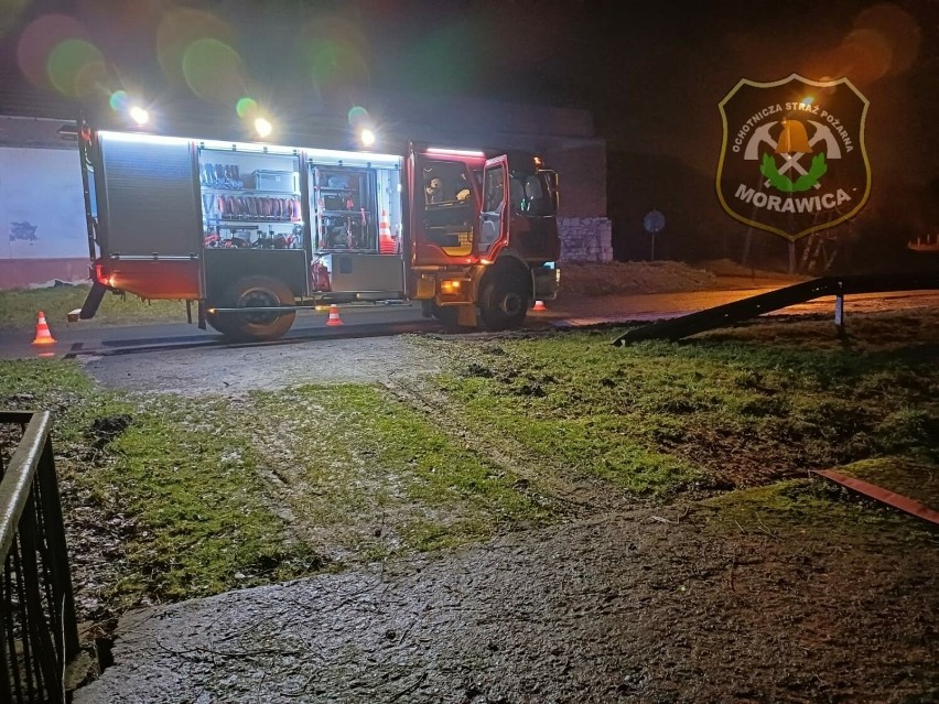 Interwencja strażaków z OSP Morawica przy wypompowaniu wody...