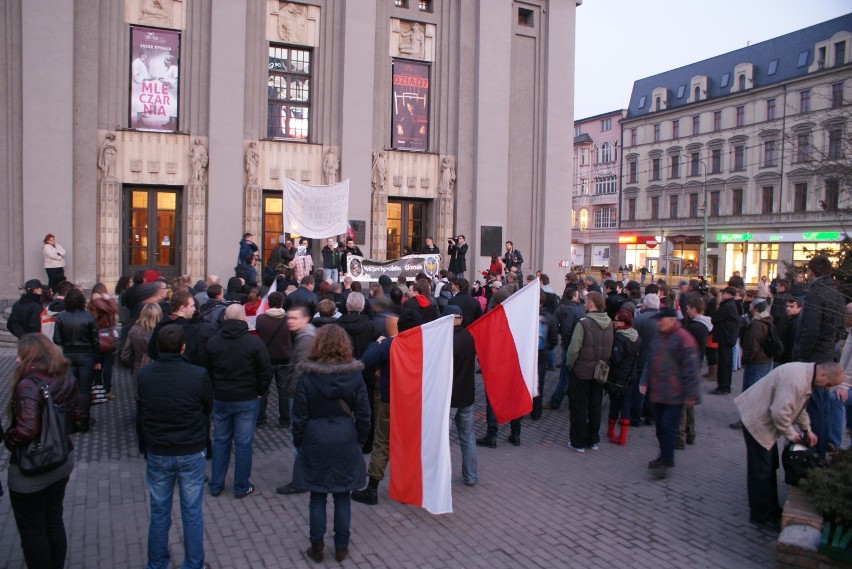 Protestujący przed Teatrem Śląskim