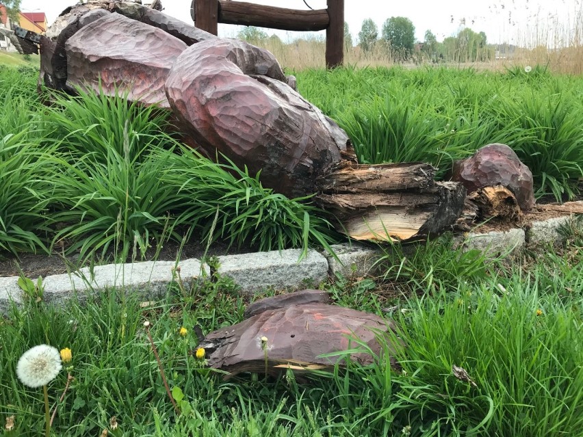 Ktoś zniszczył rzeźbę Oskara Tietza nad Jeziorem Miejskim w...