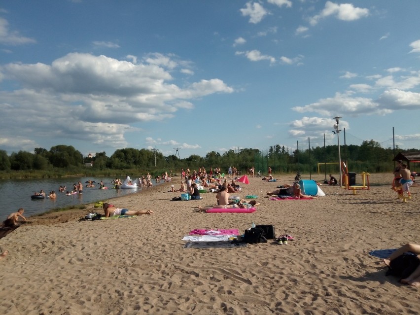 Plaża miejska w Choroszczy. Tłumy nad Kominowym Bajorem [ZDJĘCIA]