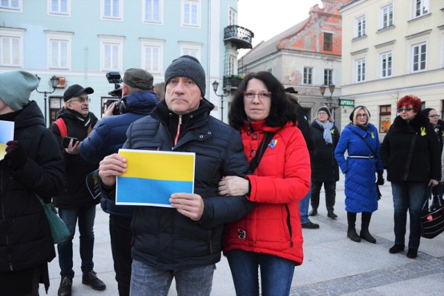 Piotrkowianie wspierają Ukrainę podczas pikiety w Rynku Trybunalskim: Nigdy więcej wojny