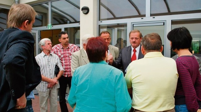 Mieszkańcy podczas przerwy w obradach Rady Miejskiej rozmawiali z jej przewodniczącym Tadeuszem Pawlaczykiem