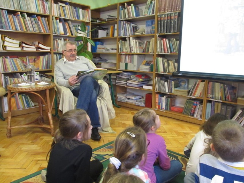 Żory: Czytanie łączy pokolenia. Babcia i dziadek czytali...