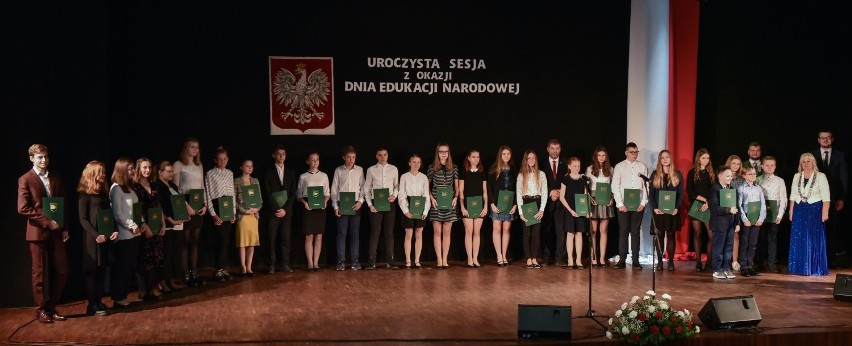 Ze 151 wnioskujących, stypendium burmistrza miasta Kościerzyna otrzymało 50 najlepszych uczniów i studentów