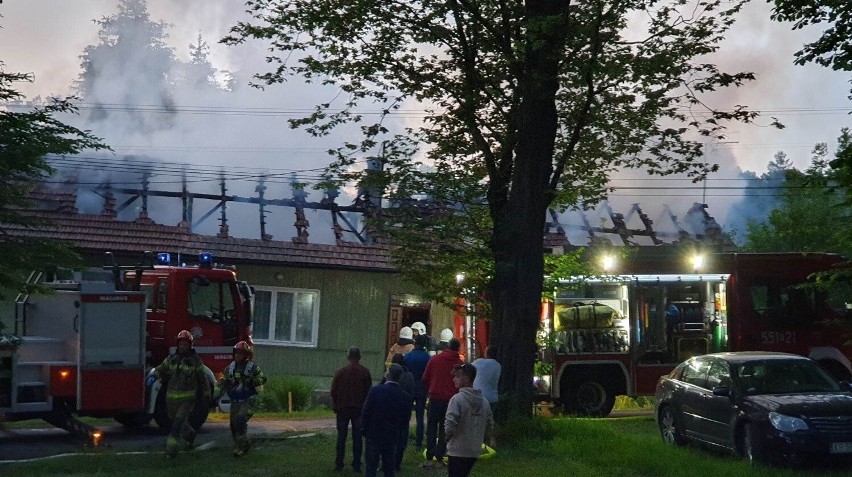 Akcja strażaków w Brodach. Dach spłonął doszczętnie