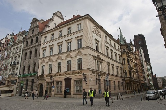 W trzech kamienicach tworzących narożnik Rynku i Kurzego Targu mieścił się bank rodziny Heimannów