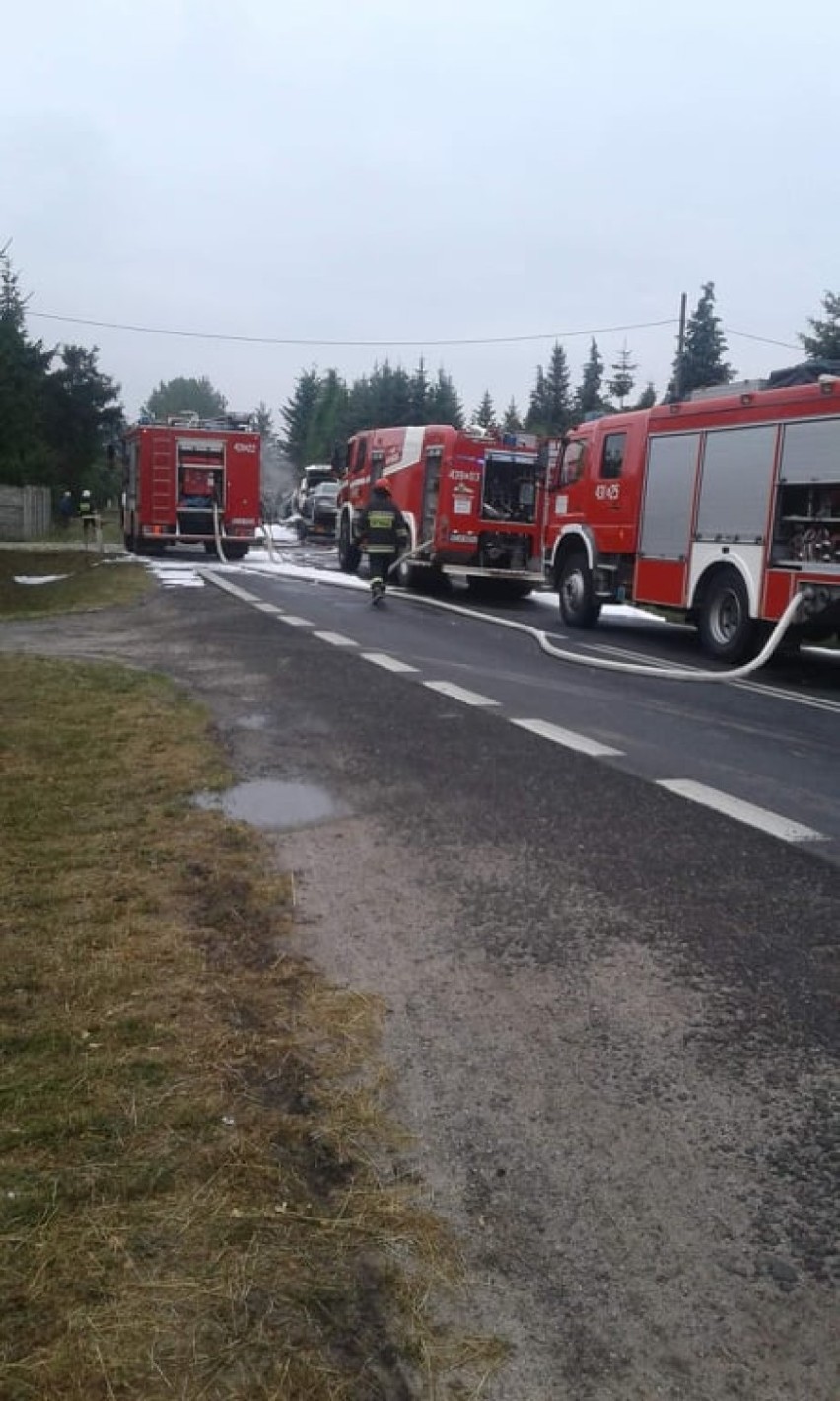 Pożar lawety z samochodami w Bachorzynie [zdjęcia]