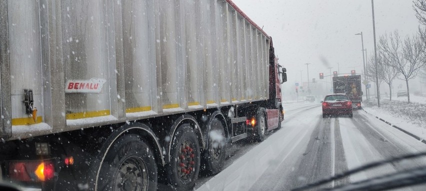 Utrudnienia na częstochowskich drogach po śnieżycy