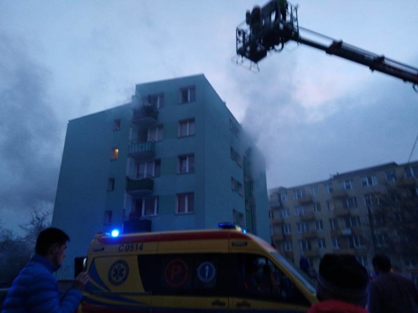 Jedna osoba zginęła w pożarze w bloku przy ul. Dziewińskiej we Włocławku [zdjęcia]