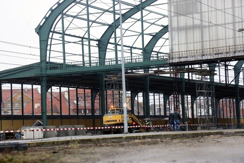 Remont hali peronowej Dworca PKP w Legnicy, zobaczcie aktualne zdjęcia