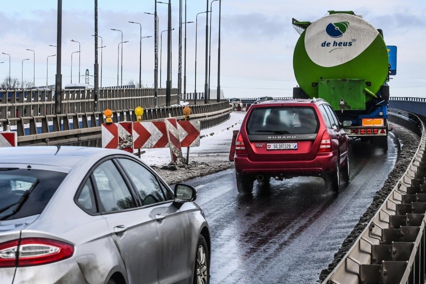 Obecnie prowadzone będą prace przy nawierzchni wiaduktów...