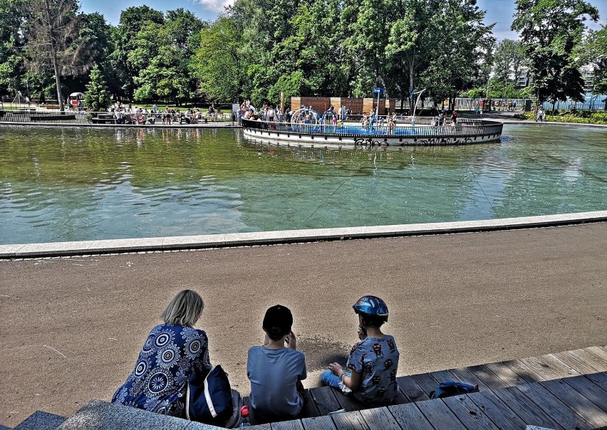 Kraków. Wodny plac zabaw przyciąga najmłodszych [ZDJĘCIA]