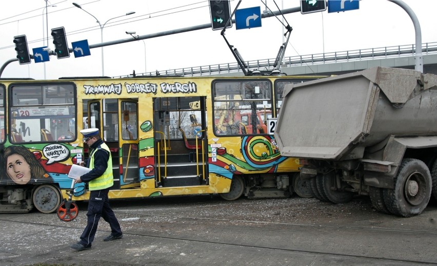 Wypadek przy AOW. Ciężarówka wjechała w tramwaj (ZDJĘCIA)