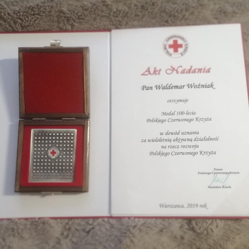 Odznaczenie dla Waldemara Woźniaka za działalność na rzecz Czerwonego Polskiego Krzyża. Zgorzelczanin uhonorowany medalem