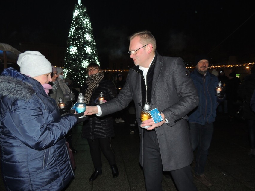 Drugi dzień Jarmarku Bożonarodzeniowego w Wągrowcu. Przekazano Betlejemskie Światełko Pokoju