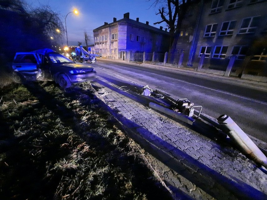 31-letni kierujący oplem "ściął" latarnię na ul. Bohaterów Getta w Przemyślu. Był pijany [ZDJĘCIA]