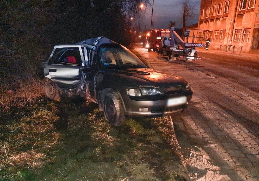 31-letni kierujący oplem "ściął" latarnię na ul. Bohaterów Getta w Przemyślu. Był pijany [ZDJĘCIA]