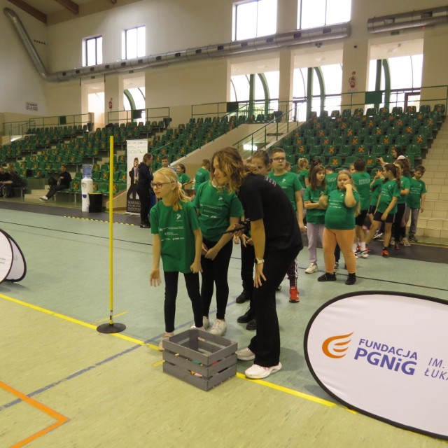 Uczniowie z brodnickich szkół uczyli się zasad ekologii z gwiazdami sportu - Magdaleną Fularczyk-Kozłowską, mistrzynią olimpijską w wioślarstwie oraz Katarzyną Skowrońską, dwukrotną mistrzynią Europy w siatkówce