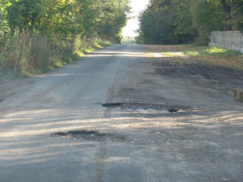 Droga do Jaroszowa jest w fatalnym stanie