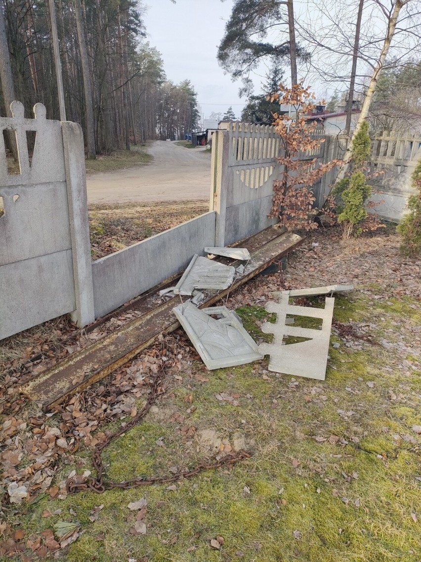 Chuligani w ostatnim tygodniu zniszczyli ogrodzenie bazy...