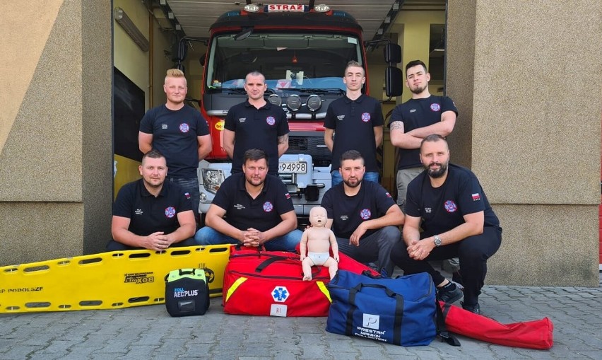 Ośmiu strażaków ochotników z jednostki OSP Podolsze w gminie...