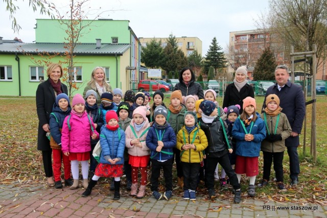 Dzieci sadziły drzewa wraz burmistrzem Leszkiem Kopciem i zastępcą burmistrza dr Ewą Kondek.