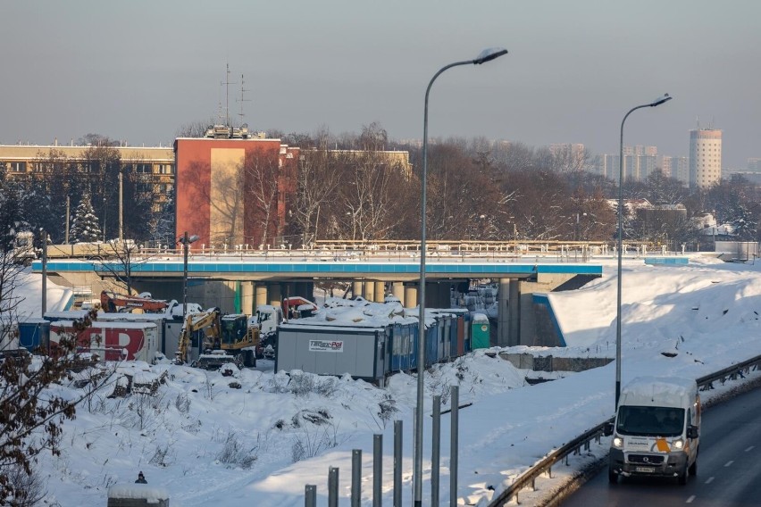 Śnieg i mróz utrudniają budowę linii tramwajowej do Górki Narodowej i tunelu w ciągu ulicy Opolskiej