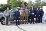 Komisariat policji w Kuźni Raciborskiej z nowym samochodem terenowym. Pojazd użyczyli leśnicy
