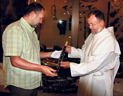 Ojciec Nikodem Kilnar (z prawej) ogląda cenne, odrestaurowane instrumenty
