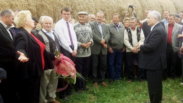 Jarosław Kaczyński rozmawia z plantatorami tytoniu w Dużej Gruszce koło Nielisza