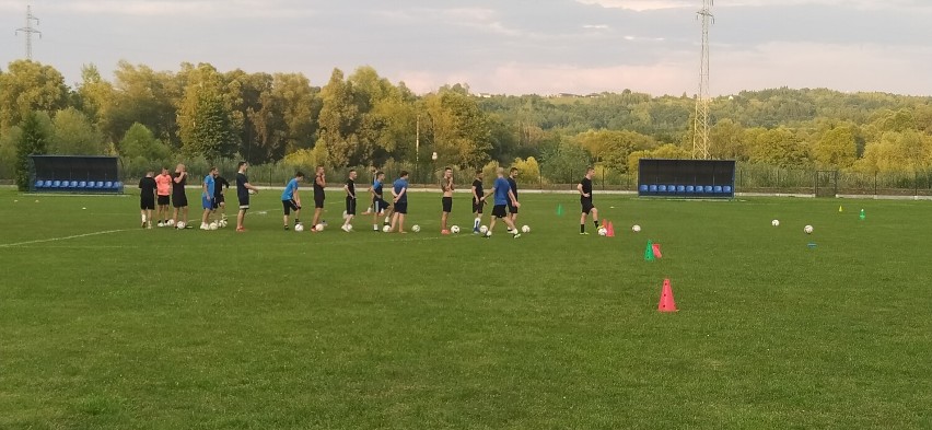 Zawodnicy GKS trenują na stadionie w Dębowcu