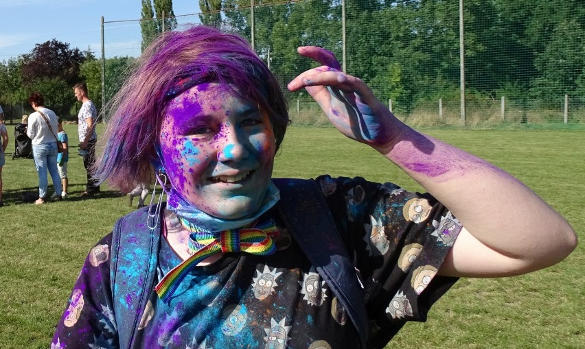 Kolorowe buzie na Holi we Wschowie