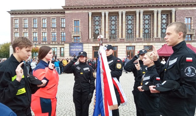 Uroczyste ślubowanie uczniów klas mundurowych III LO im. Gen. W. Andersa w Dąbrowie Górniczej

Zobacz kolejne zdjęcia/plansze. Przesuwaj zdjęcia w prawo - naciśnij strzałkę lub przycisk NASTĘPNE