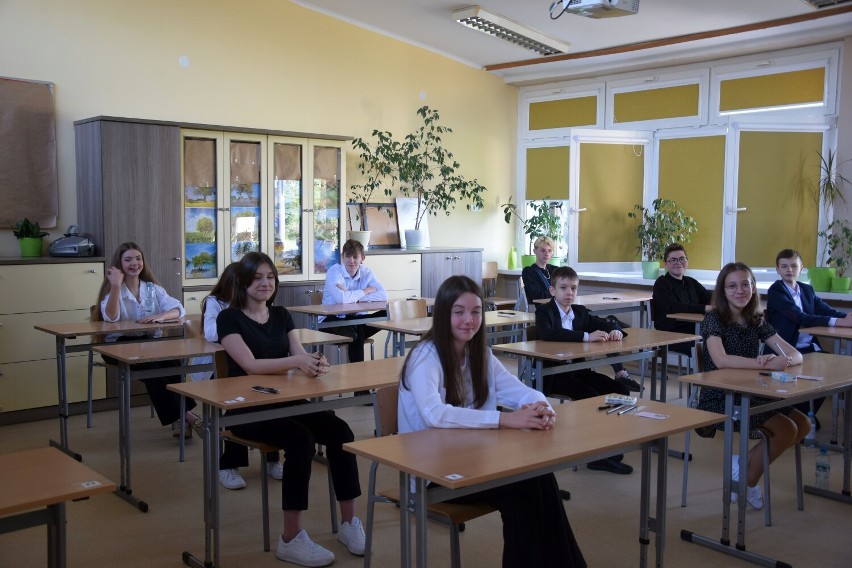 Uczniowie ostatnich klas Szkoły Podstawowej nr 9 w Zduńskiej...