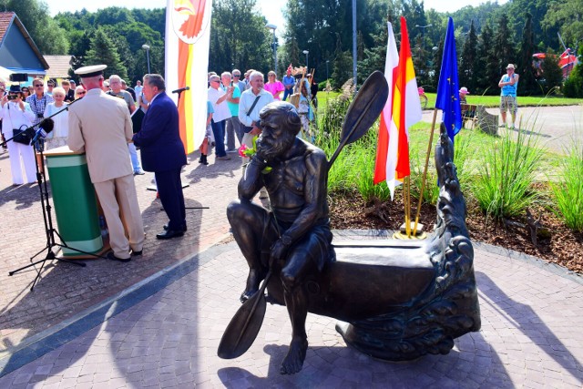 Pomnik  Aleksandra Doby wraz z ławeczką ustawiono w kierunku Zalewu Szczecińskiego