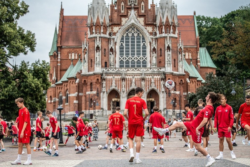 Flash Mob na Rynku Podgórskim w Krakowie z okazji 100-lecia...