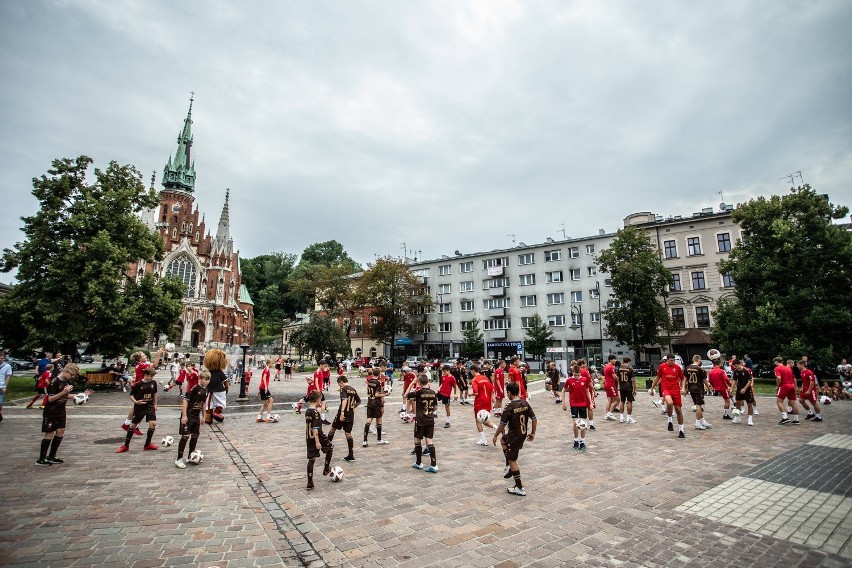 Flash Mob na Rynku Podgórskim w Krakowie z okazji 100-lecia...