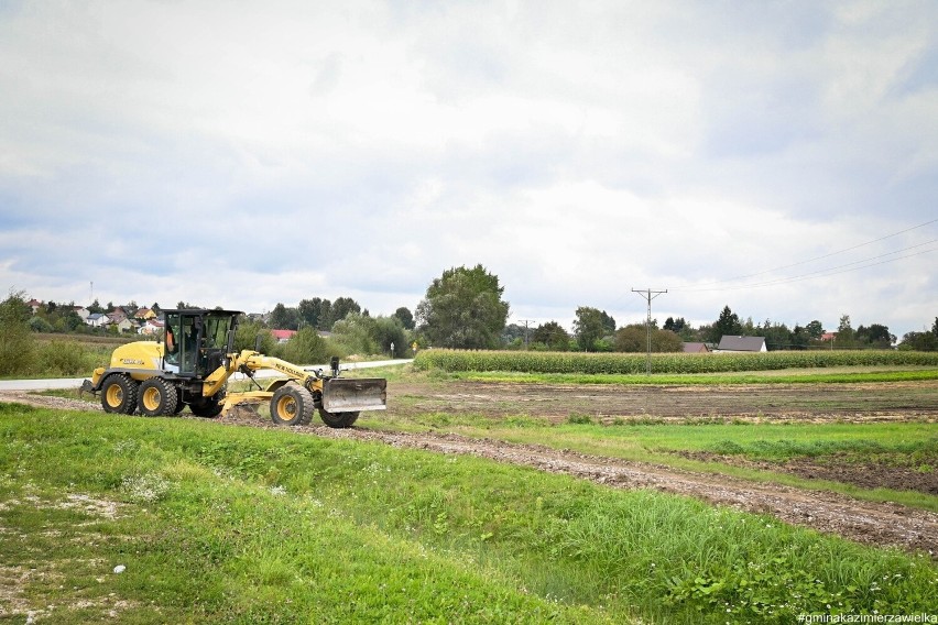 Ruszyły prace związane z zagospodarowaniem terenu przy zbiorniku w Kazimierzy Wielkiej. Co zostanie zrobione? Zobaczcie zdjęcia 