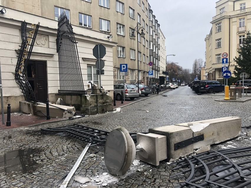 Zwalona brama kancelarii Pałacu Prezydenckiego w Warszawie