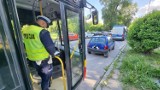 Zderzenie autobusu miejskiego i dwóch samochodów osobowych na ruchliwym rondzie Giedroycia w Kielcach. Ranna kobieta. Zobaczcie zdjęcia