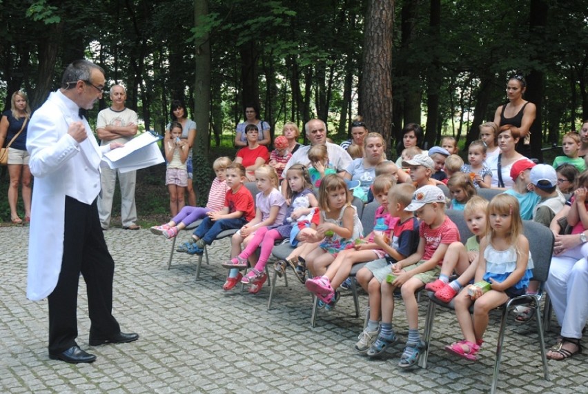 Czytanie dzieciom w parku miejskim w Kościanie