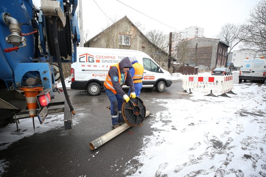 Duża dziura drogi na ulicy Wróblewskiego wymaga pilnego...