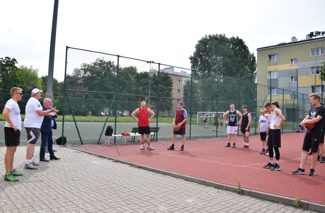 17 entuzjastów ulicznej koszykówki spotkało się na Orliku przy Szkole Podstawowej nr 3 w Łęczycy.