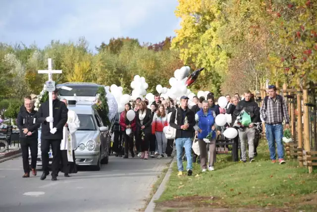 Trwa pogrzeb tragicznie zmarłego 4-letniego Piotrusia. W jego ostatniej drodze towarzyszą mu setki mieszkańców.