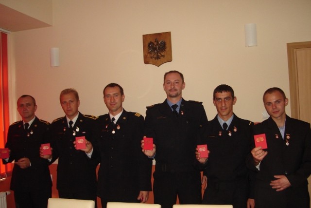 Odznaczeni (od lewej): Bronisław Szymczyk, Robert Drapiński, Robert Walisiński, Sylwester Wróbel, Krzysztof Flejterski i Sebastian Kupis.
