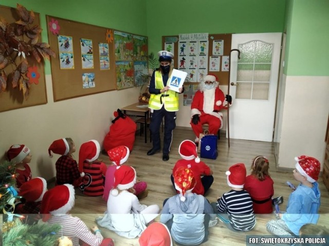 Do najmłodszych podopiecznych Szkoły Podstawowej numer 3 w Jędrzejowie przybył Święty Mikołaj. Towarzyszyła mu... policjantka.