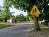 Mieszkanka uważa, że dzieci w Międzylesiu nie są bezpieczne. Brak ograniczenia prędkości, znaków ostrzegających i zebry