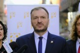 Trzecia Droga zaprezentowała swojego kandydata na prezydenta Poznania. Przemysław Plewiński to adwokat kiboli Lecha