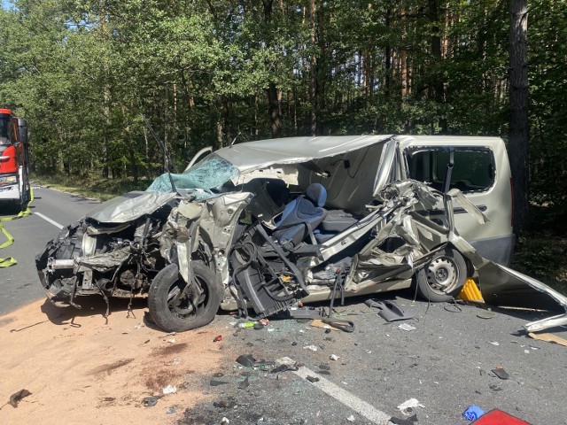 Do wypadku doszło na drodze między Oleśnicą i Twardogórą, na wysokości miejscowości Drogoszowice. Lądowało LPR, transportując do szpitala kierowcę busa.