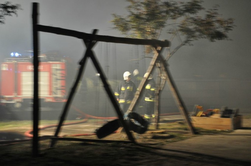 Pożar w Boreczku - strażacy walczą z pożarem balotów - 8...